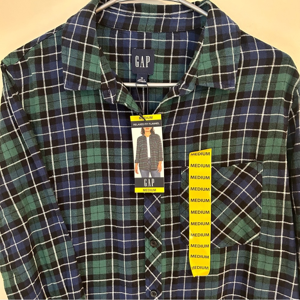 GAP Women’s Relaxed Fit Flannel Long Sleeve‎ Button Down NWT Size Medium